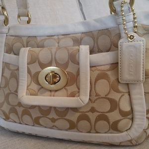 Coach neautral color purse 👛 ❤️